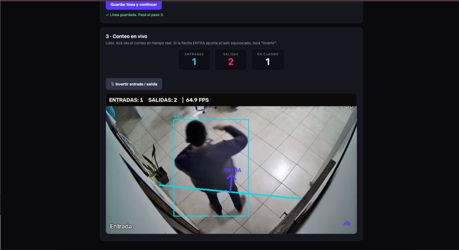 Asistente, paso 3: conteo en vivo. Una persona detectada con su recuadro cruzando la línea, y las tarjetas de entradas, salidas y personas en cuadro actualizándose